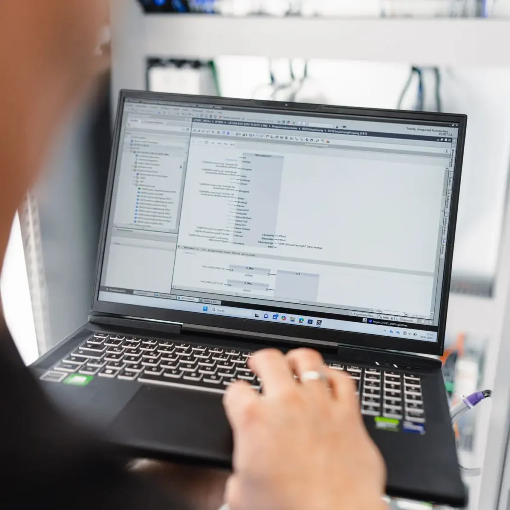 kopfmedia-sj-automation-socialmedia-31 SPS-Programmierung einer Industrieanlage im Siemens TIA Portal während der Inbetriebnahme vor Ort.